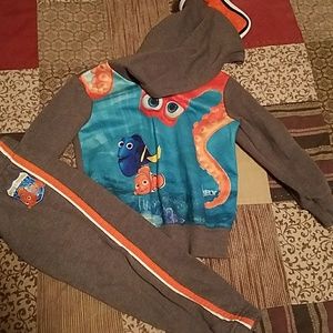 Kids finding dory outfit. Fin on the hood